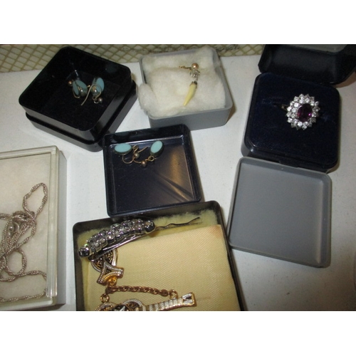 109 - A parcel of vintage costume jewellery, all in used condition