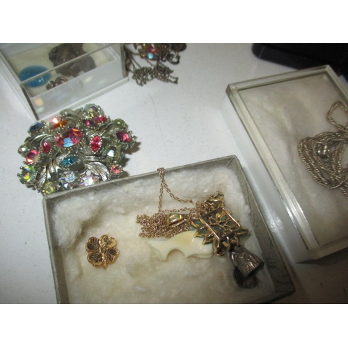 109 - A parcel of vintage costume jewellery, all in used condition