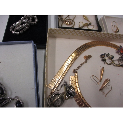 109 - A parcel of vintage costume jewellery, all in used condition