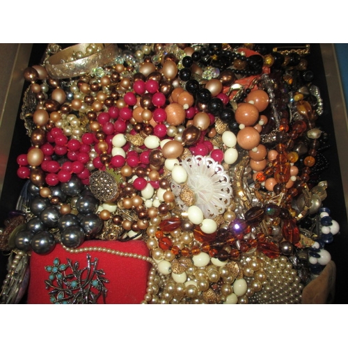 121 - A parcel of costume jewellery and buttons, all in used condition