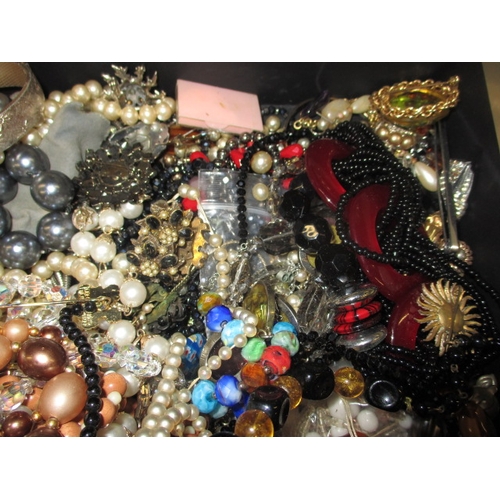 121 - A parcel of costume jewellery and buttons, all in used condition