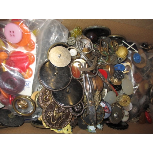 121 - A parcel of costume jewellery and buttons, all in used condition