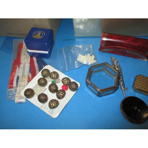 121 - A parcel of costume jewellery and buttons, all in used condition