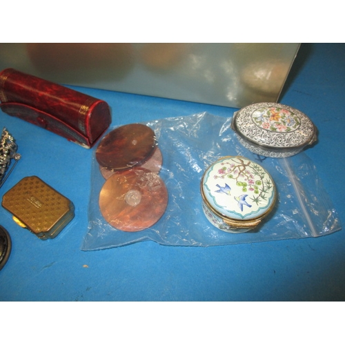 121 - A parcel of costume jewellery and buttons, all in used condition