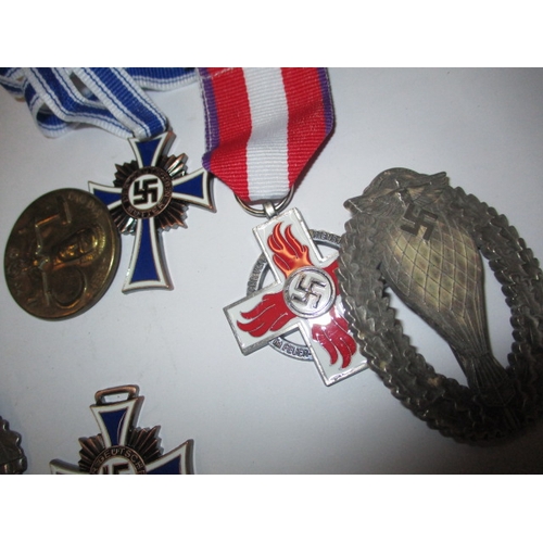 125 - A quantity of replica military badges, all pre-owned