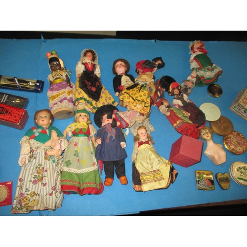 133 - A parcel of  miscellaneous collectables, to include powder compacts, dolls and spoons, all in used c... 