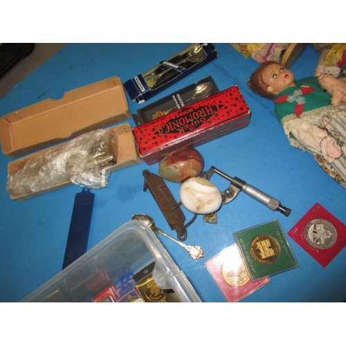 133 - A parcel of  miscellaneous collectables, to include powder compacts, dolls and spoons, all in used c... 