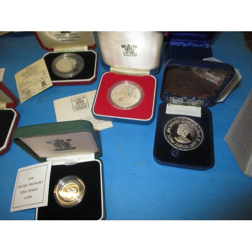 148 - A parcel of special edition collectors coins, most silver, to include Proof and Piedfort examples, a... 