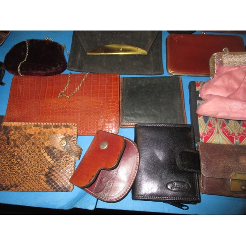 152 - A large collection of vintage purses, bags and wallets, to include an example from Harrods, all in u... 