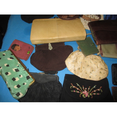 152 - A large collection of vintage purses, bags and wallets, to include an example from Harrods, all in u... 