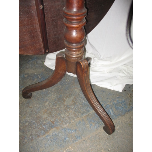 169 - A good antique mahogany tip top  table, approx. diameter 91cm, in good pre-owned condition