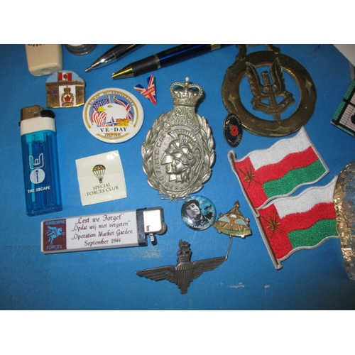 174 - A parcel of military related collectables, to include genuine SAS items, all from the estate of a 22... 