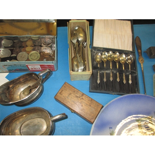 184 - A parcel of miscellaneous collectables, to include lighters, coins and a clock, all in used conditio... 