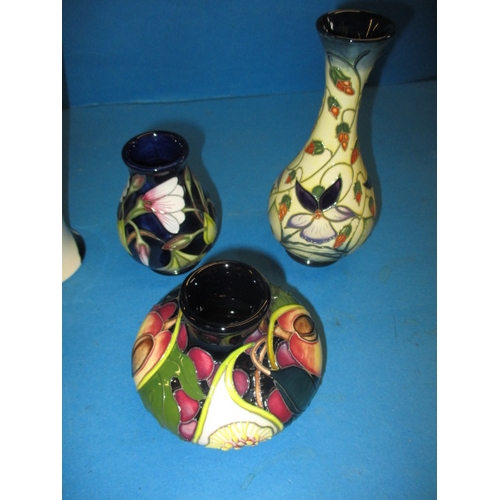 196 - Six pieces of contemporary Moorcroft. Various dates, all with no observed damage. Approximate height... 