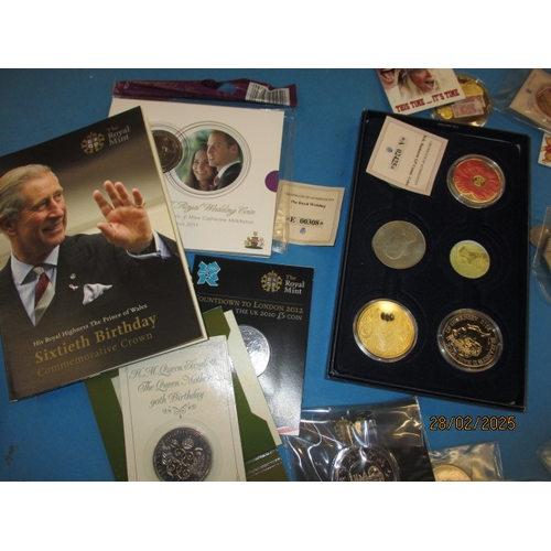 262 - A parcel of collectable coins, to include uncirculated Royal Mint examples