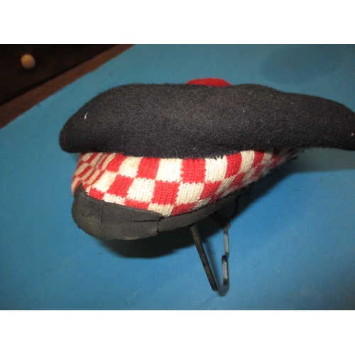 271 - A WWII Seaforth Highlanders beret, dated 1942, in pre-owned condition