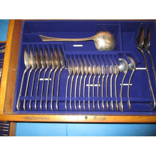 200 - A sterling silver canteen of cutlery, 12 place setting plus serving spoons and ladles etc, approx 5.... 