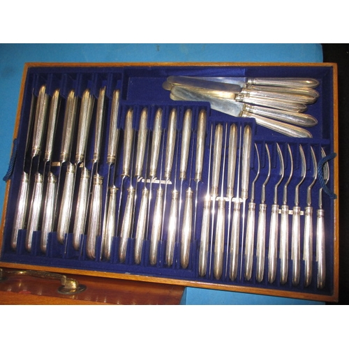 200 - A sterling silver canteen of cutlery, 12 place setting plus serving spoons and ladles etc, approx 5.... 