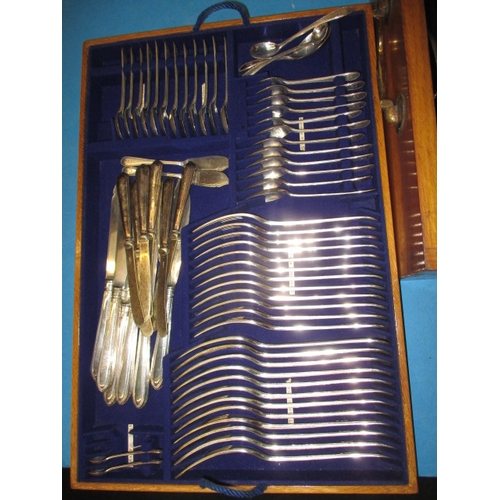 200 - A sterling silver canteen of cutlery, 12 place setting plus serving spoons and ladles etc, approx 5.... 