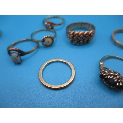 90 - A parcel of gold and yellow metal rings, various types, some with damages, approx gross parcel weigh... 