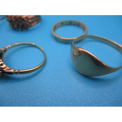 90 - A parcel of gold and yellow metal rings, various types, some with damages, approx gross parcel weigh... 