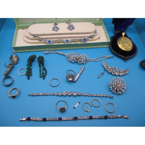 183 - A parcel of vintage costume jewellery, to include a small amount of gold and silver items, all in us...