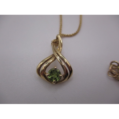 129 - A 9ct yellow gold necklace with peridot pendant, approx linear length 44cm, approx weight 2.7g, in u... 