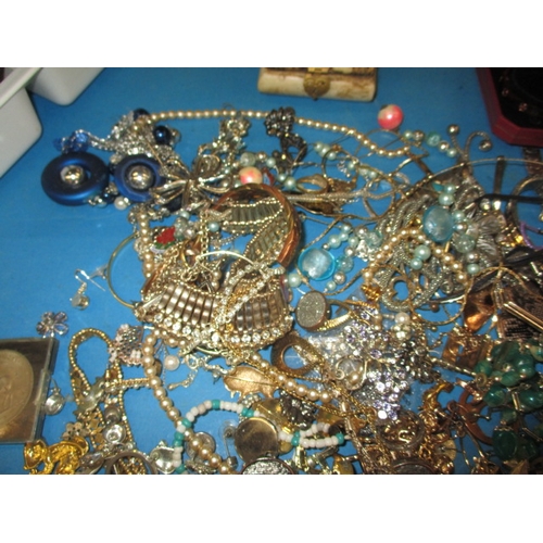 185 - A parcel of costume jewellery to include some silver items, some damages, all in used condition
