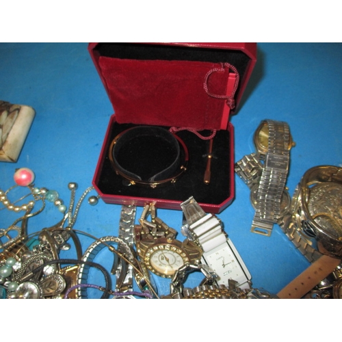 185 - A parcel of costume jewellery to include some silver items, some damages, all in used condition