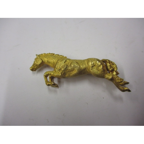 138 - A 9ct yellow gold brooch in the form of a running horse, approx weight 15.6g in useable pre-owned co... 