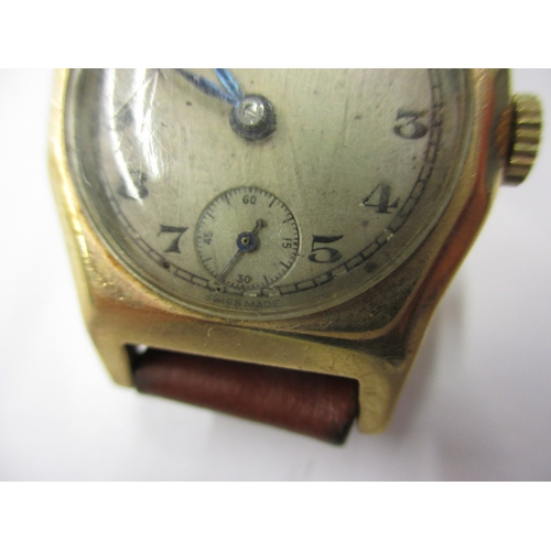 176 - A vintage 9ct gold cased gents wrist watch, in current working order with use related marks