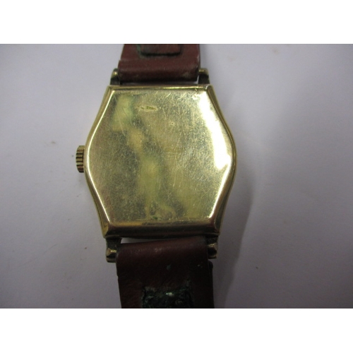 176 - A vintage 9ct gold cased gents wrist watch, in current working order with use related marks
