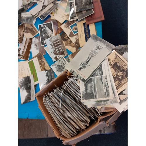 A very large quantity of vintage postcards, to include topographical ...