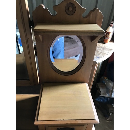 45 - Edwardian Dressing Table

Very solid Satin wood dressing table/chest of drawers.

The small mirrors ... 