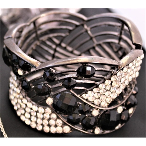 9 - Selection of Vintage and Modern Costume Jewellery