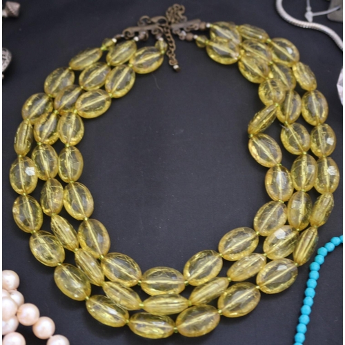 9 - Selection of Vintage and Modern Costume Jewellery