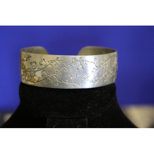 41 - Vintage Kirk Stieff - Lilly of the Valley Pewter Bangle