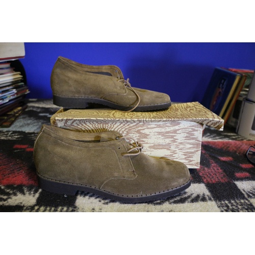 151 - Pair of Vintage Eaton Suede Shoes in Original Box - Size 9