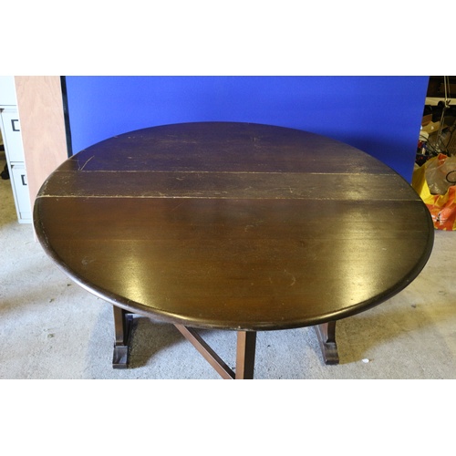 174 - Large Round Gate Leg Ercol Table