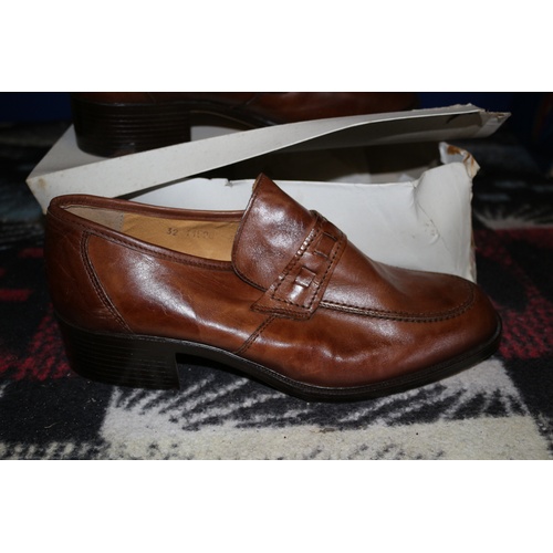 181 - Pair of Vintage Soft Leather Heeled Shoes from Dolcis - Size 10