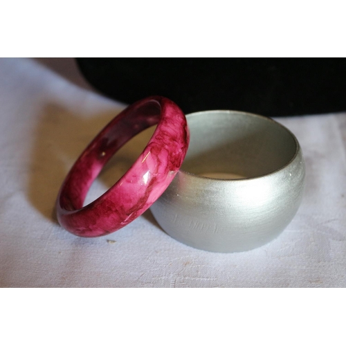 1 - Pair of Bangles