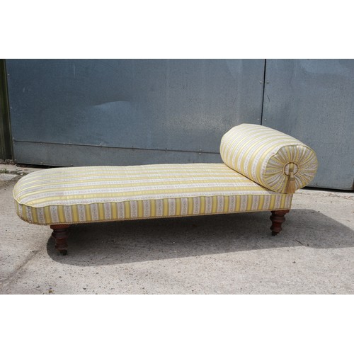 396 - Very Nice Antique Chaise / Day Bed. Very comfortable