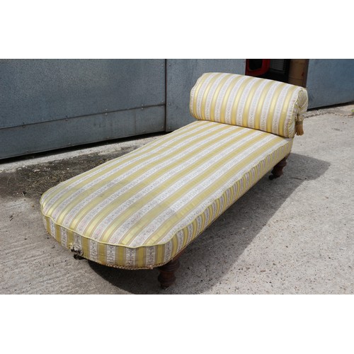 396 - Very Nice Antique Chaise / Day Bed. Very comfortable