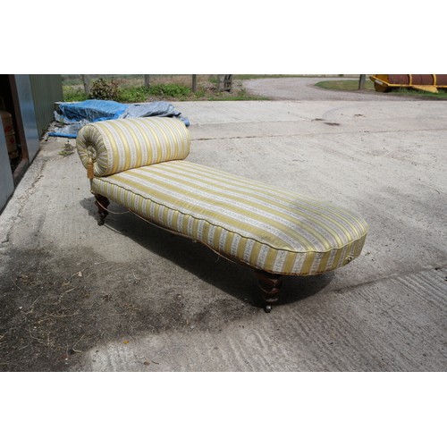 396 - Very Nice Antique Chaise / Day Bed. Very comfortable