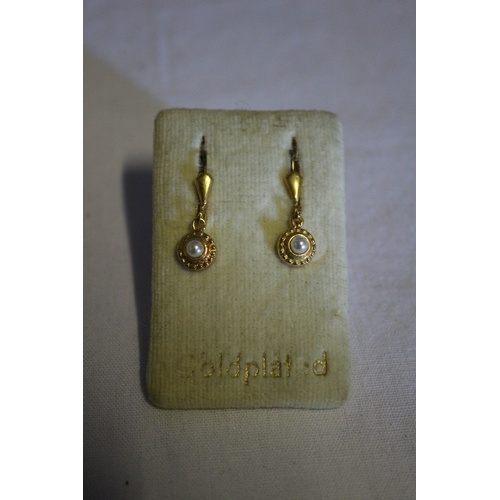 477 - Small Collection Comprising of a Pair of Gold Plated Earrings, Dollar Sign Shirt Pins and a Single C... 