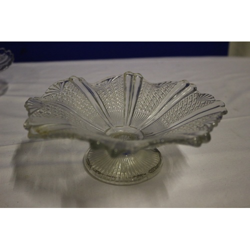 514 - 2 x Decorative Glass Items, Cake Dish and Bowl