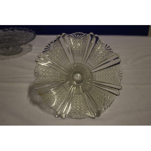 514 - 2 x Decorative Glass Items, Cake Dish and Bowl