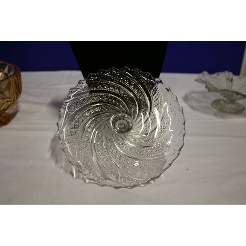 514 - 2 x Decorative Glass Items, Cake Dish and Bowl