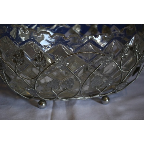 538 - Ornate Heavy Glass Basket Design Bowl in an Ornate Metal Holder