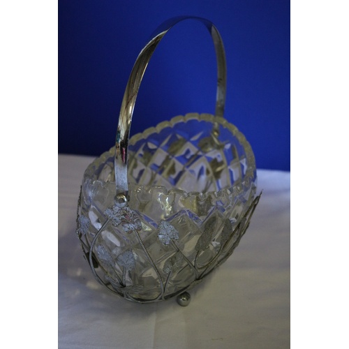 538 - Ornate Heavy Glass Basket Design Bowl in an Ornate Metal Holder